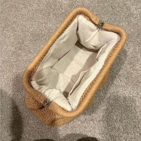 Brand new gorgeous straw clutch - Picture 2 of 3